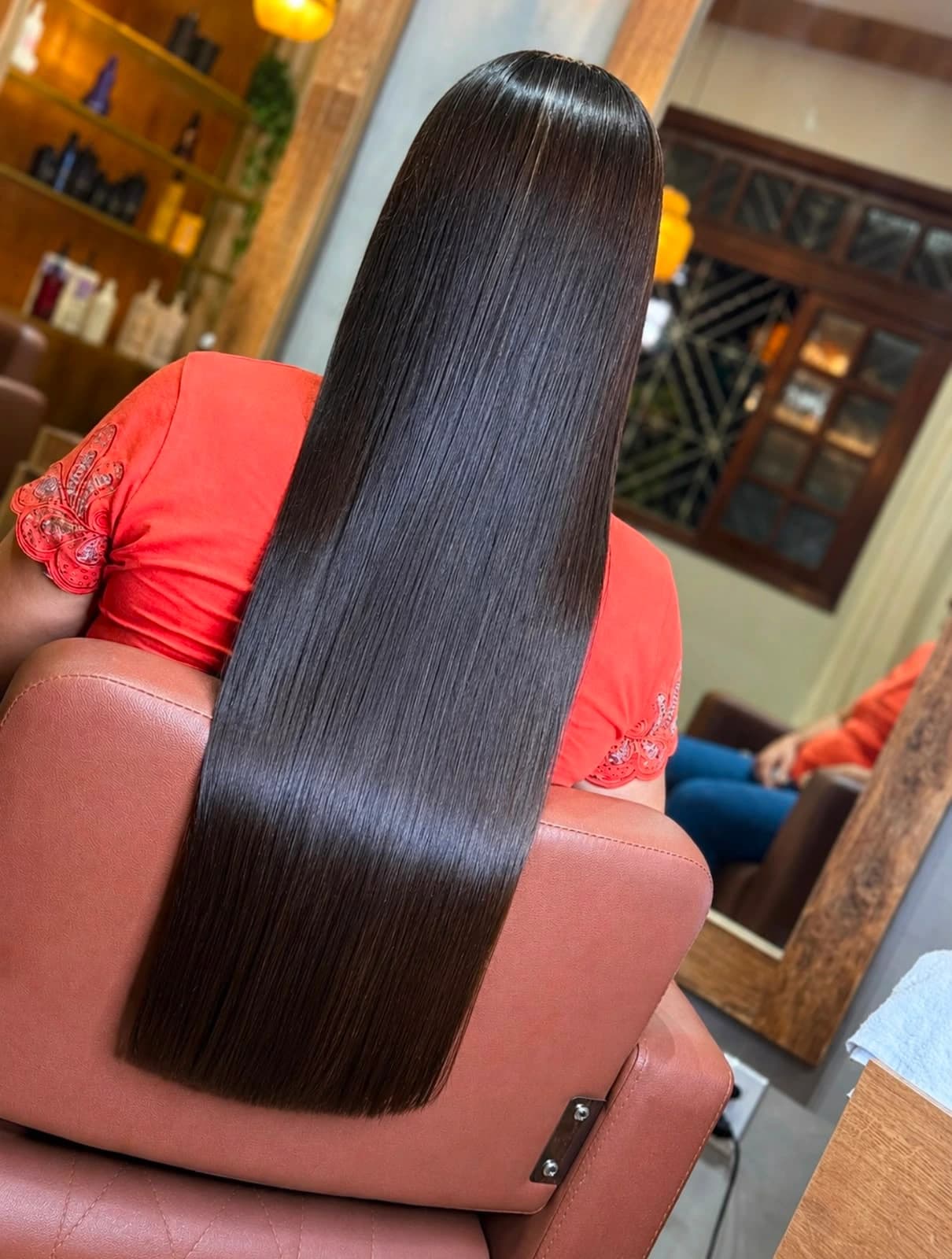 Cabelos extremamente alinhados, com brilho intenso, toque sedoso e acabamento impecável. O liso perfeito que transmite elegância, leveza e sofisticação em cada detalhe